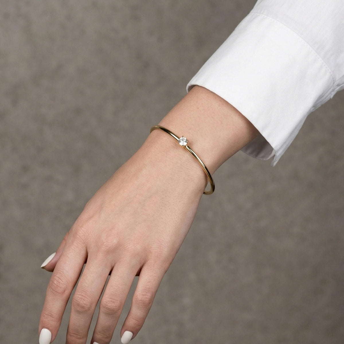 Brazalete tubular liso con cristal biselado ovalado 6.5cm