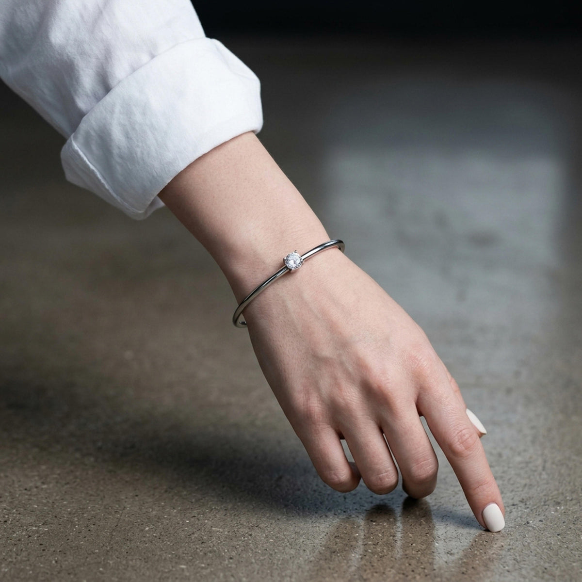 Brazalete tubular liso con cristal biselado ovalado 6.5cm