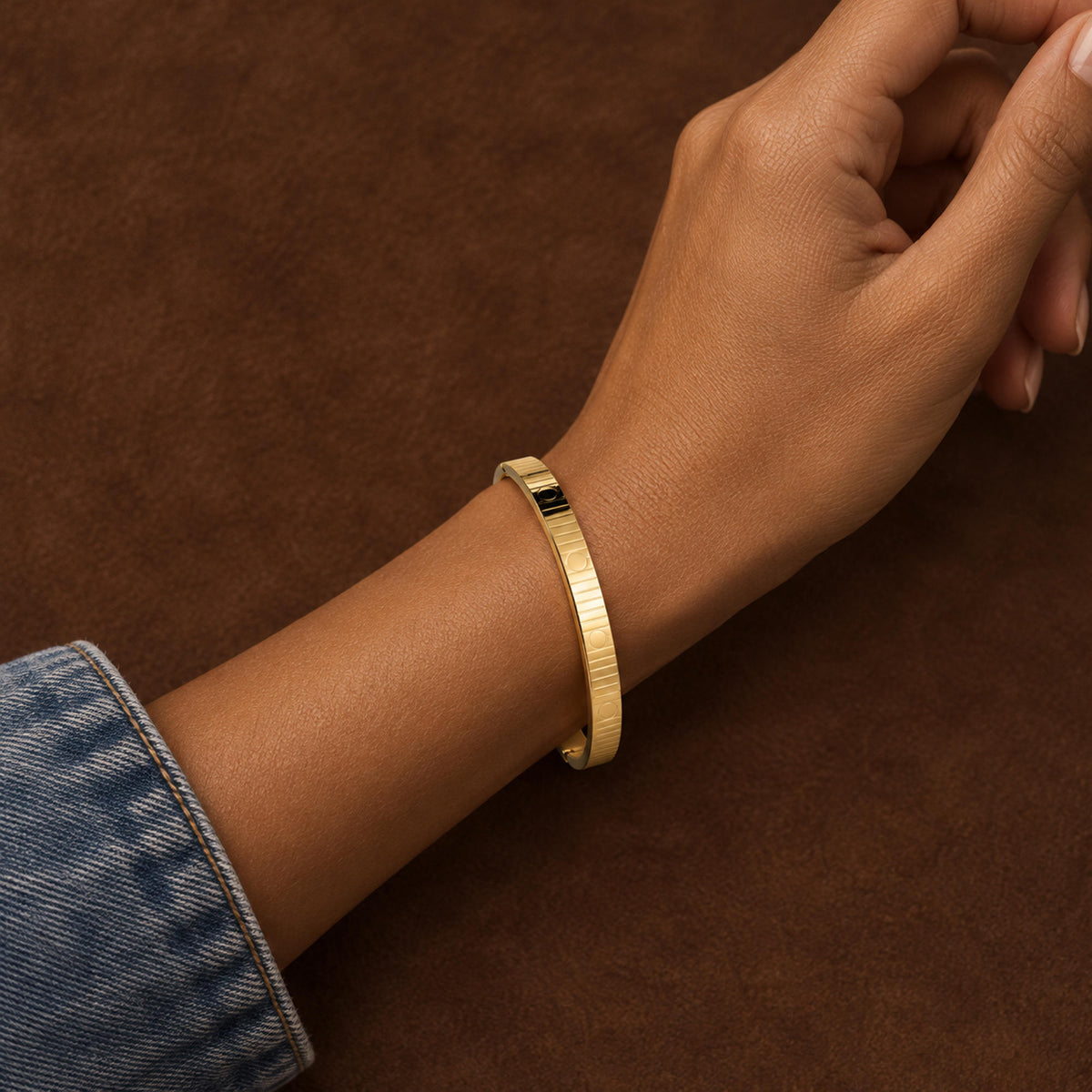 Brazalete con lineas y circulos grabados broche a presion 6cm