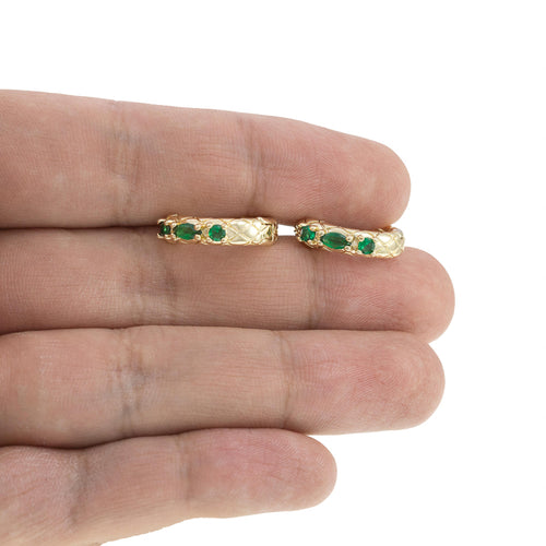 Arracada texturizada con circonias esmeraldas 21mm