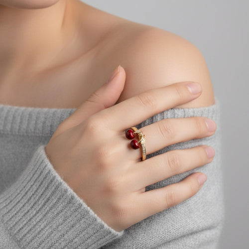 Anillo ajustable  cerezas esmaltadas colgantes y circonias 10mm