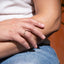 Anillo ajustable de ondas con textura de rombos y circonias 4mm