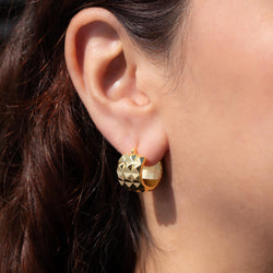 Arracada ancha con textura rombos 18mm