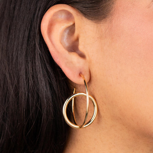 Media arracada tubular lisa con aro entrelazado 45mm