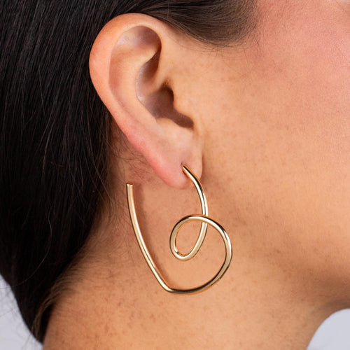 Media arracada silueta irregular de corazon 49mm