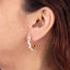 Media arracada en zigzag circonias marquise 22mm