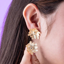 Arete de flor texturizada 22mm
