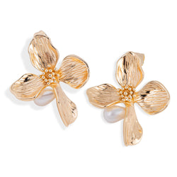 Arete de flor asimetrica texturizada con perla 30mm