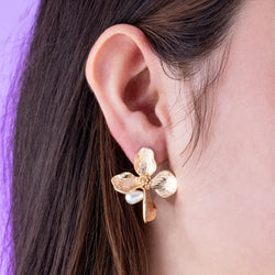 Arete de flor asimetrica texturizada con perla 30mm