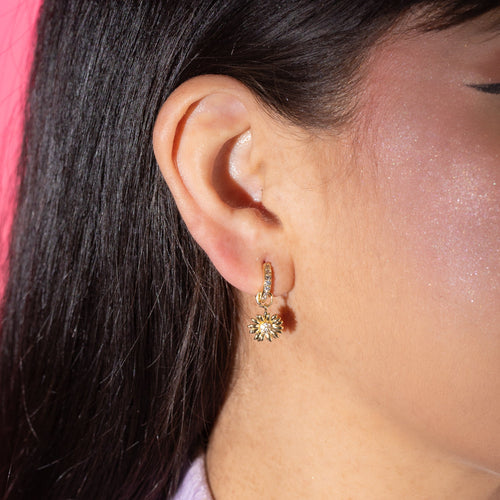 Huggies con colgante de flor margarita y circonias 23mm