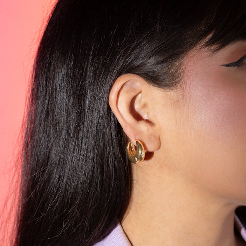 Arracada gota con estrella grabada y circonia 20mm