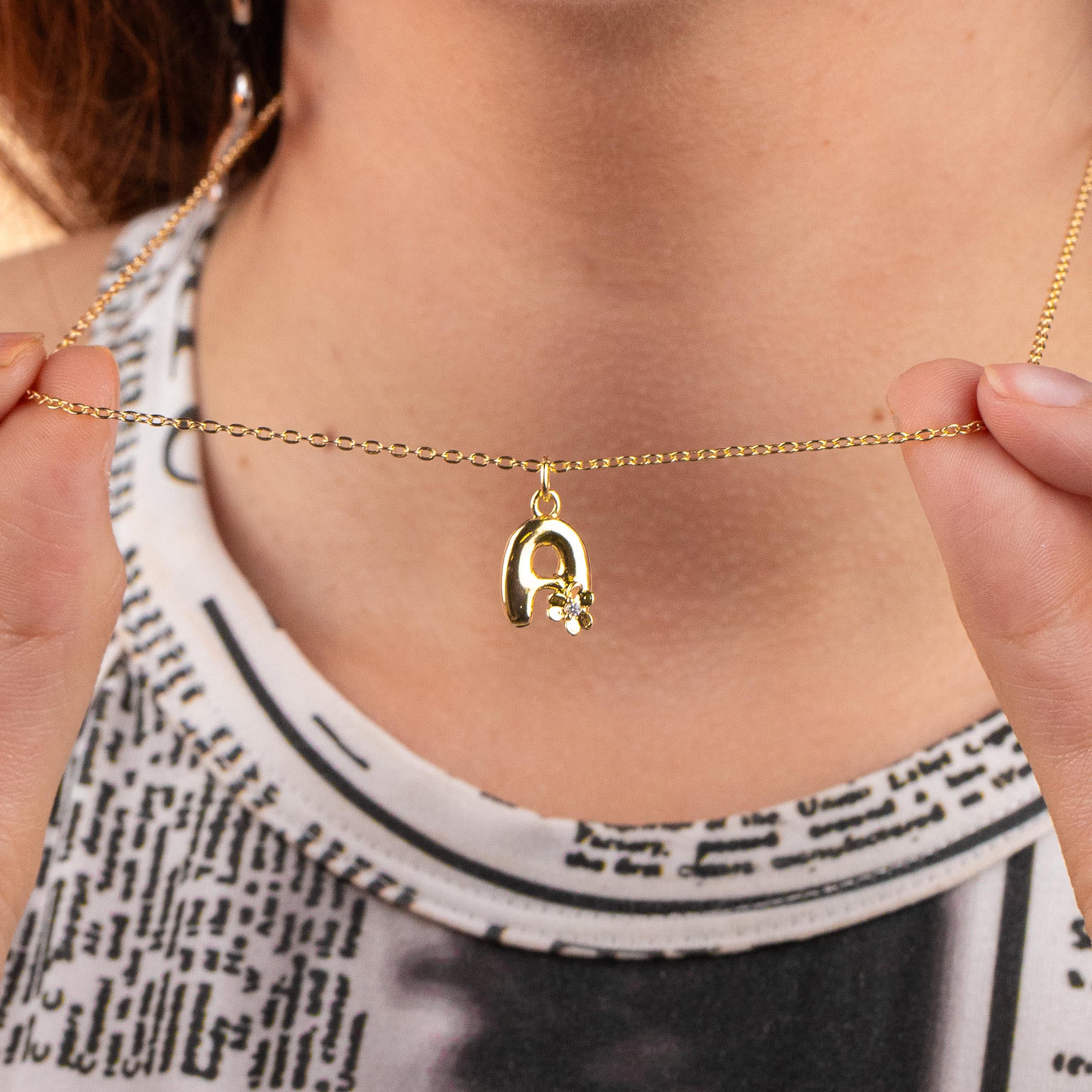 Collar con letra tipo globo con flor y circonia 45-50cm/14mm