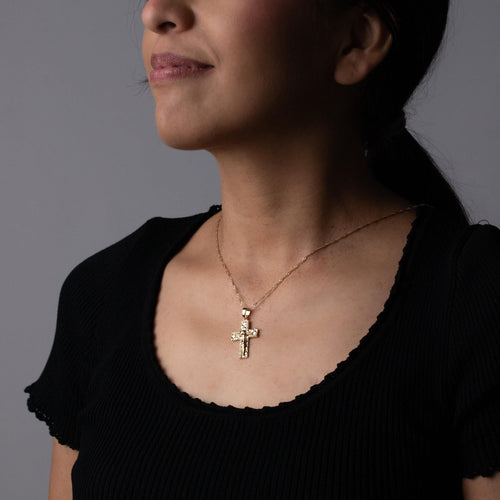 Collar con Crucifijo de textura de rombos y circonias 45-50cm