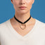 Collar tipo gamuza y silueta de corazon torcido 60-65cm