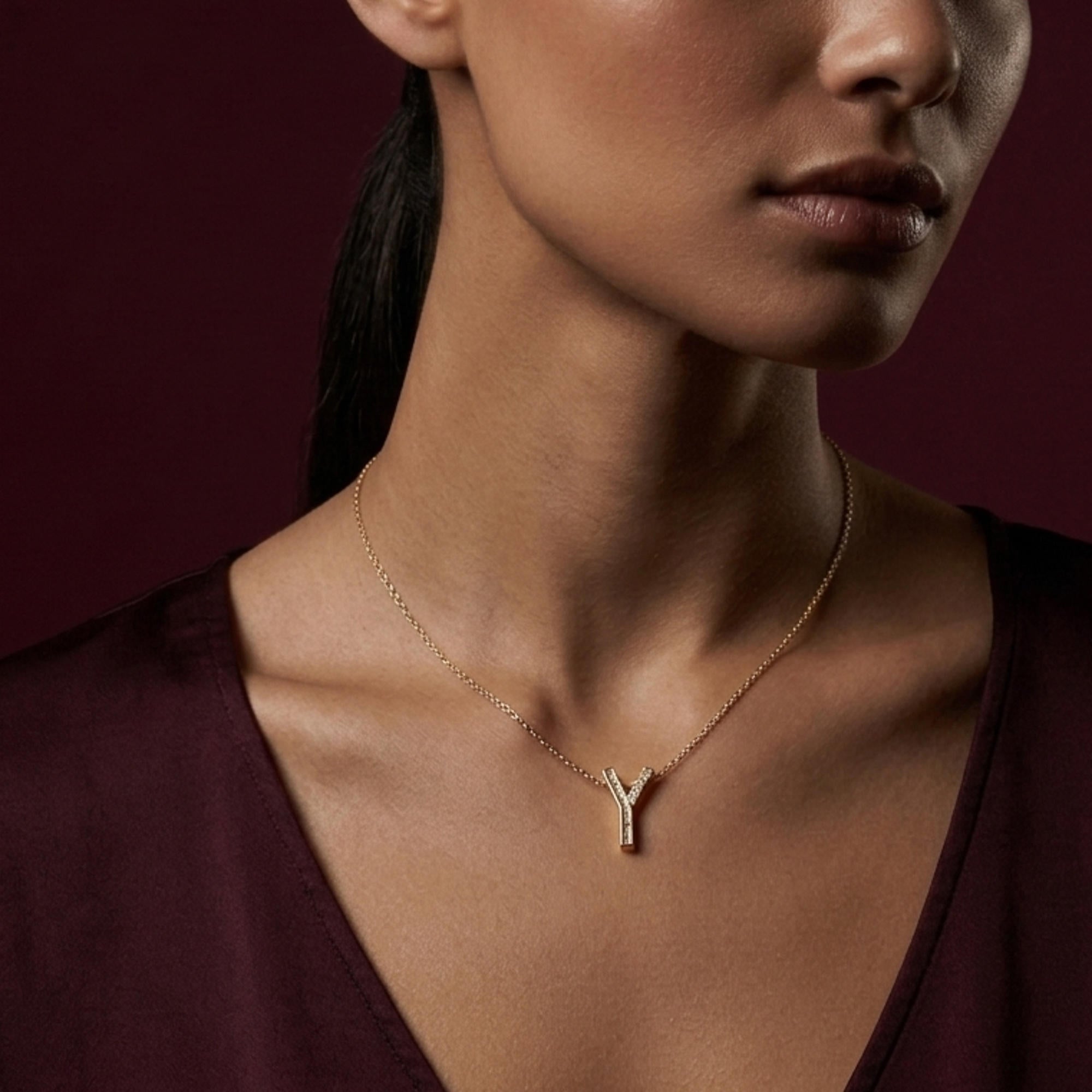 Collar letra acanalada con circonias 45-50cm