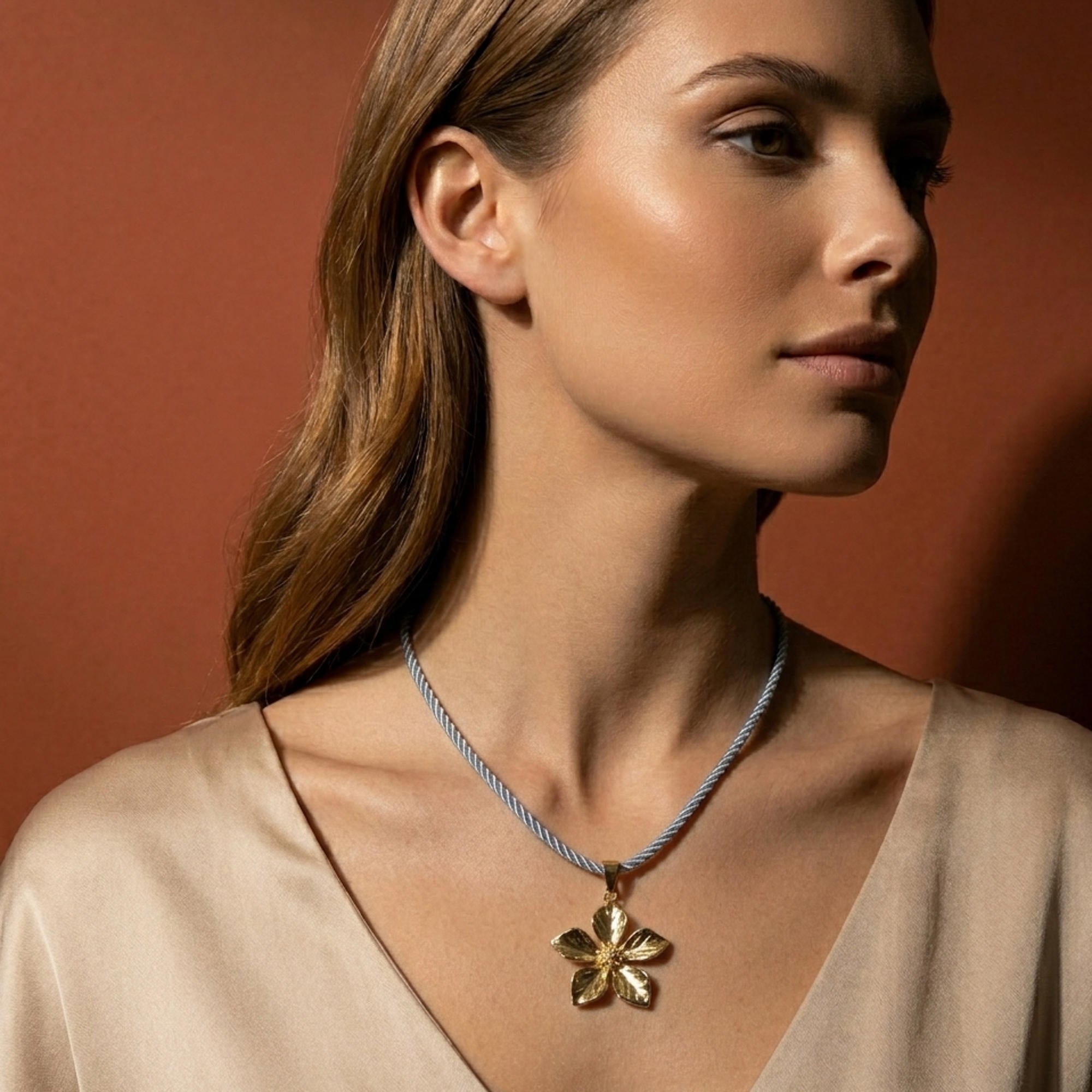 Collar cordon torzal gris con flor de jazmin 45+5cm