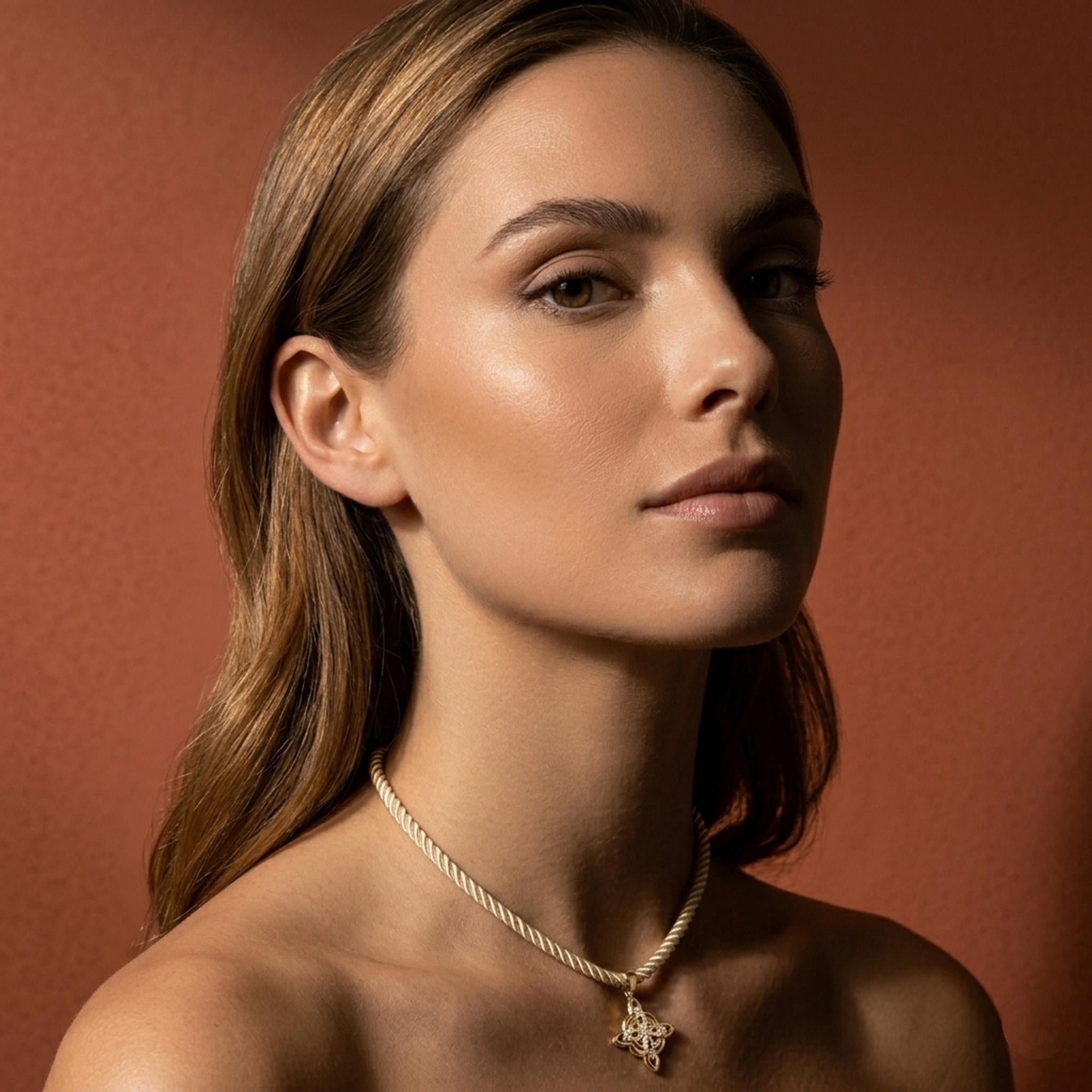 Collar cordon torzal beige con nudo de bruja y circonias en pave 45+5cm