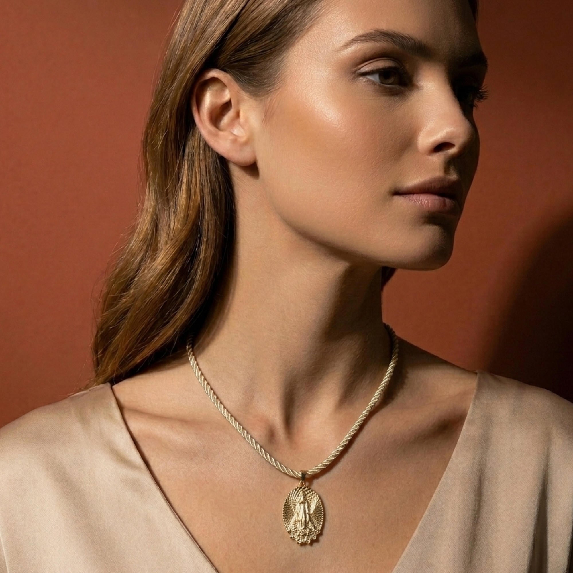 Collar cordon torzal beige con Virgen de Guadalupe ovalada 45+5cm