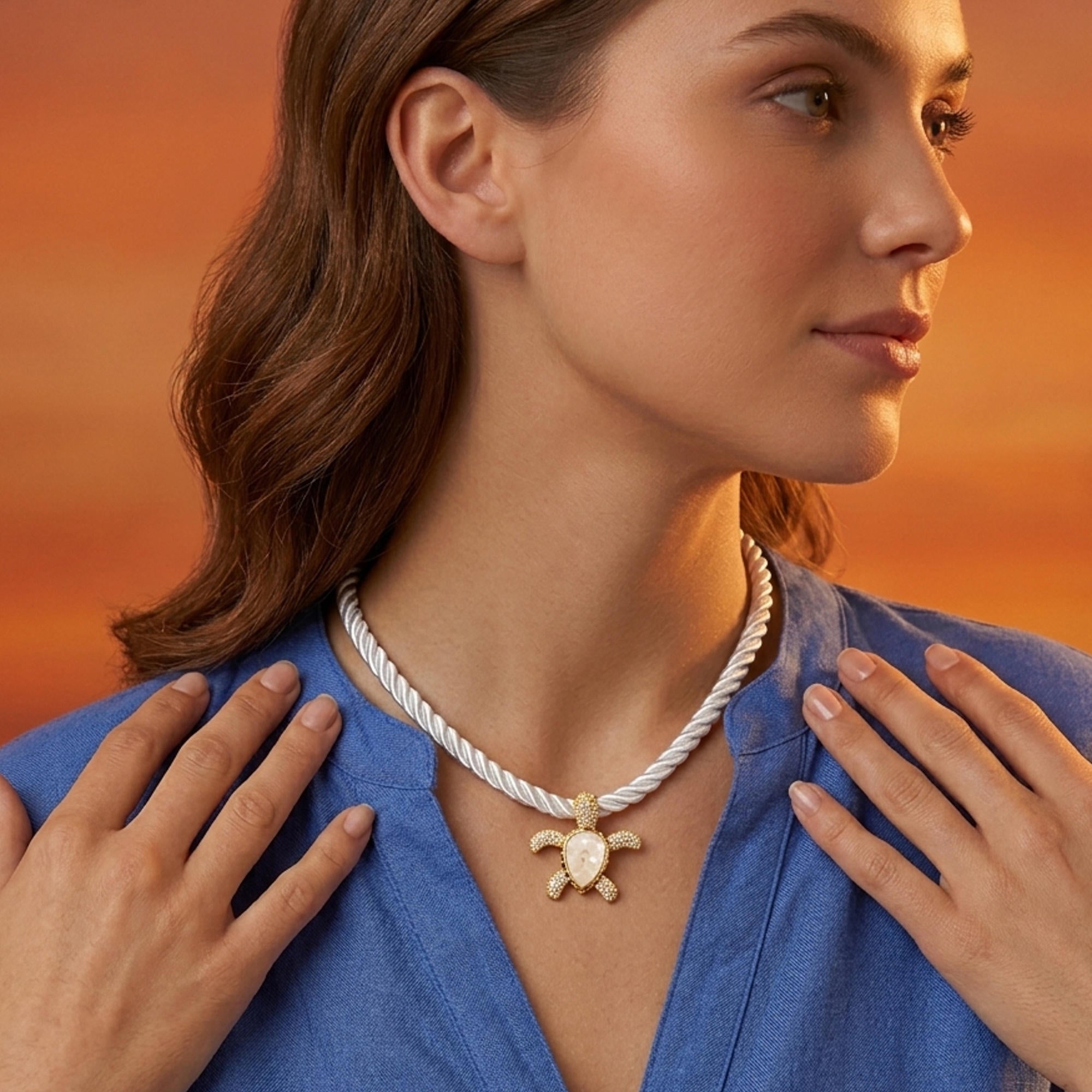 Collar cordon torzal blanco con tortuga de madre perla con circonias 45+5cm