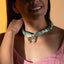 Bandana con dije de mariposa calada 55cm