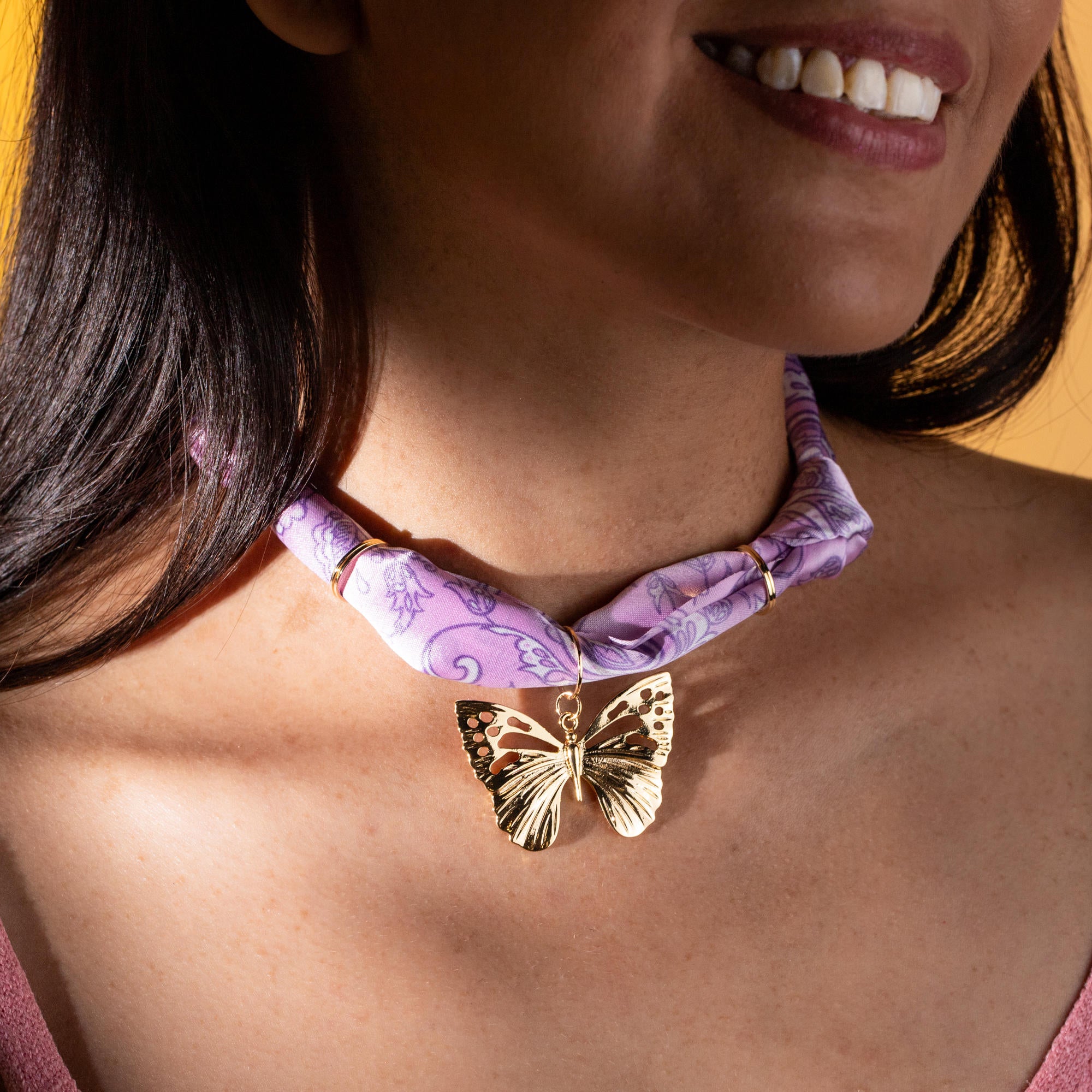 Bandana con dije de mariposa calada 55cm