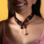 Bandana con dije de cuadro redondeado y perlas 65cm