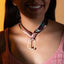 Bandana con dije de cuadro redondeado y perlas 65cm