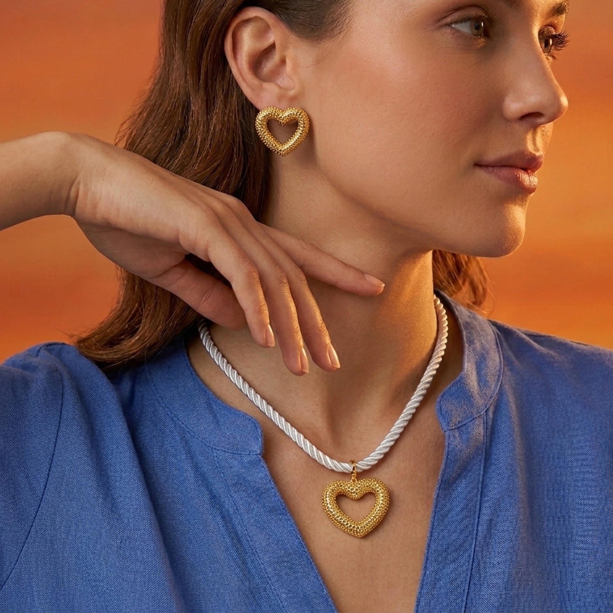 Juego collar cordon torzal blanco con corazones diamantados 45+5cm