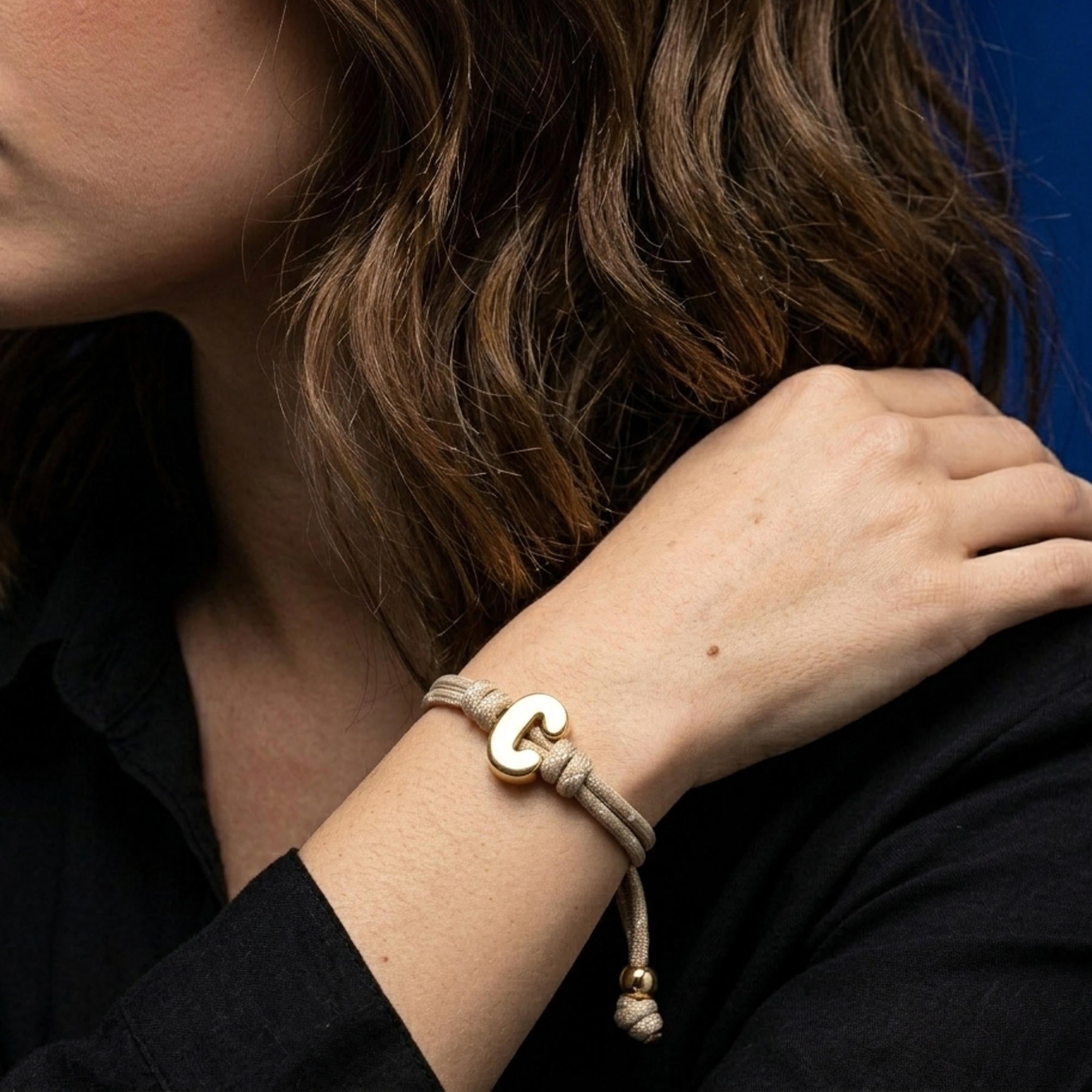 Pulsera ajustable de cordon trenzado con letra a tipo burbuja 20mm