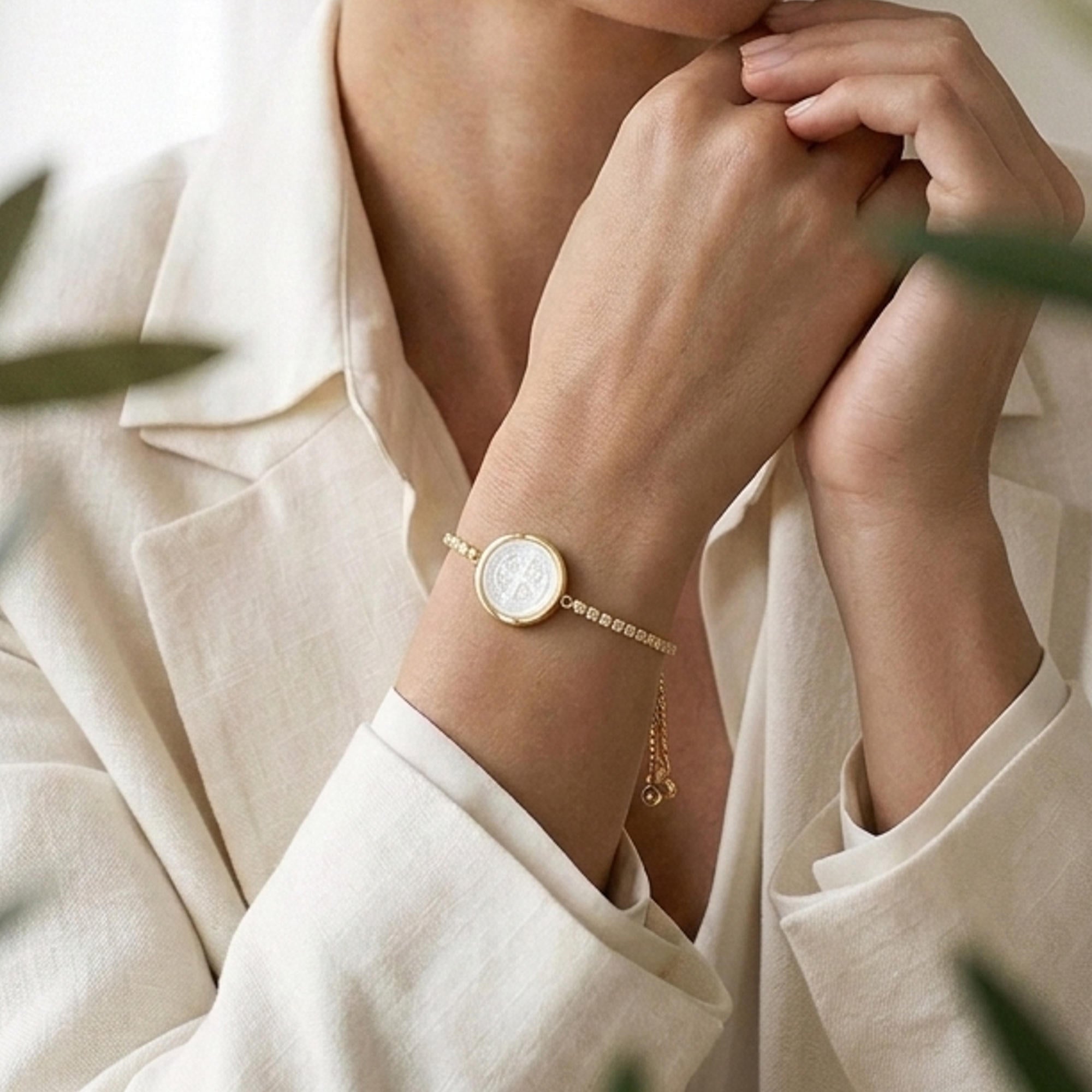 Pulsera de tenis ajustable circonias y San Benito con madre perla 17mm
