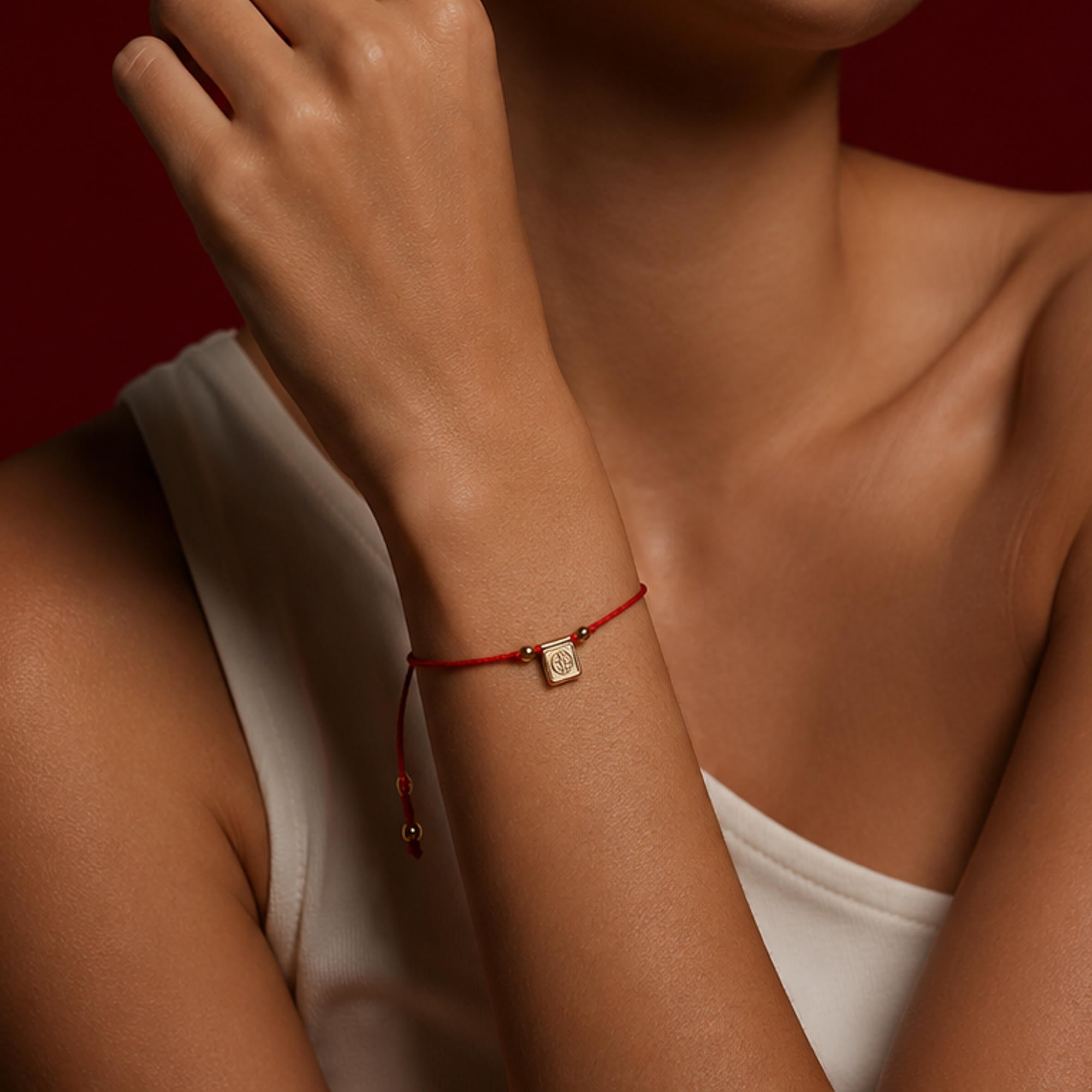 Pulsera de hilo encerado ajustable plaquita San Benito y madre perla 13mm