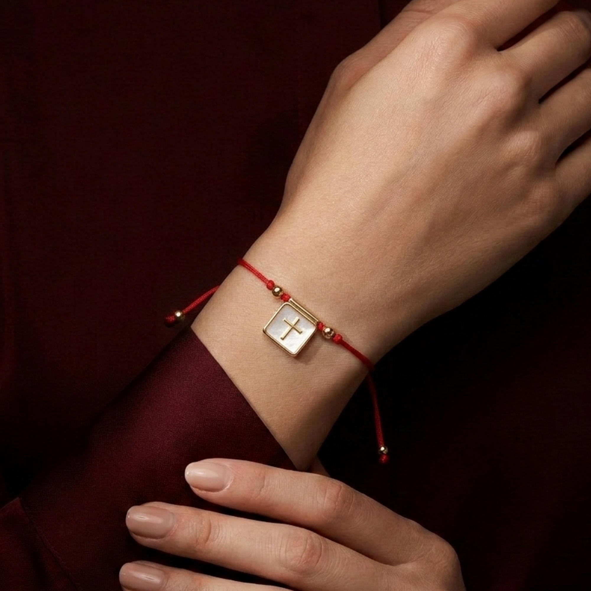 Pulsera de hilo encerado ajustable plaquita con Cruz y madre perla 13mm