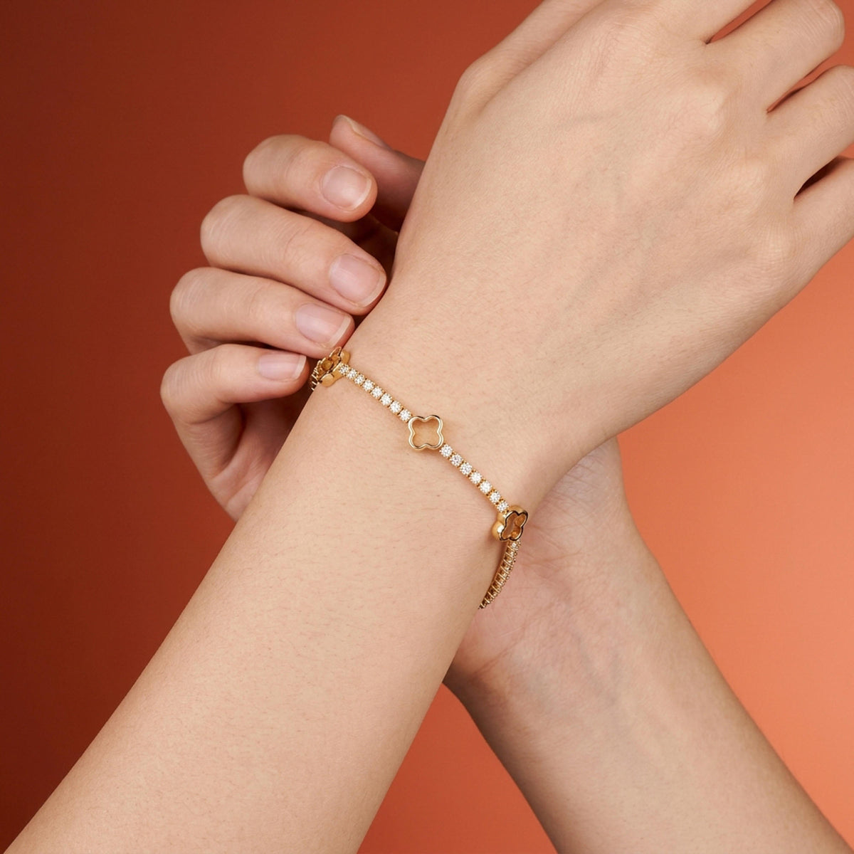 Pulsera de siluetas de trebol y circonias con broche de caja 18cm