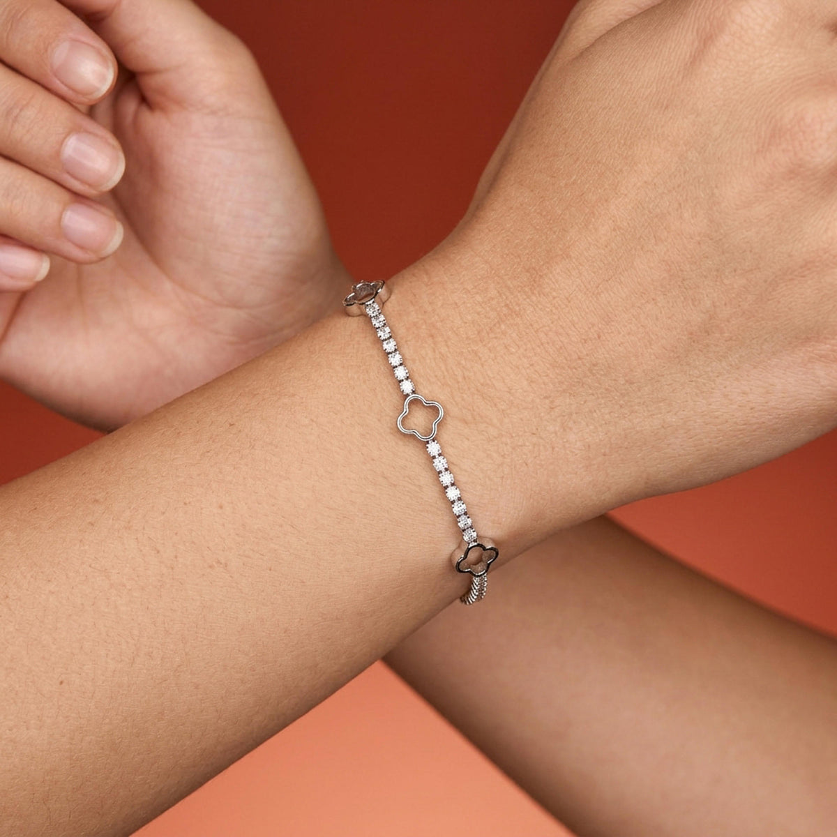 Pulsera de siluetas de trebol y circonias con broche de caja 18cm