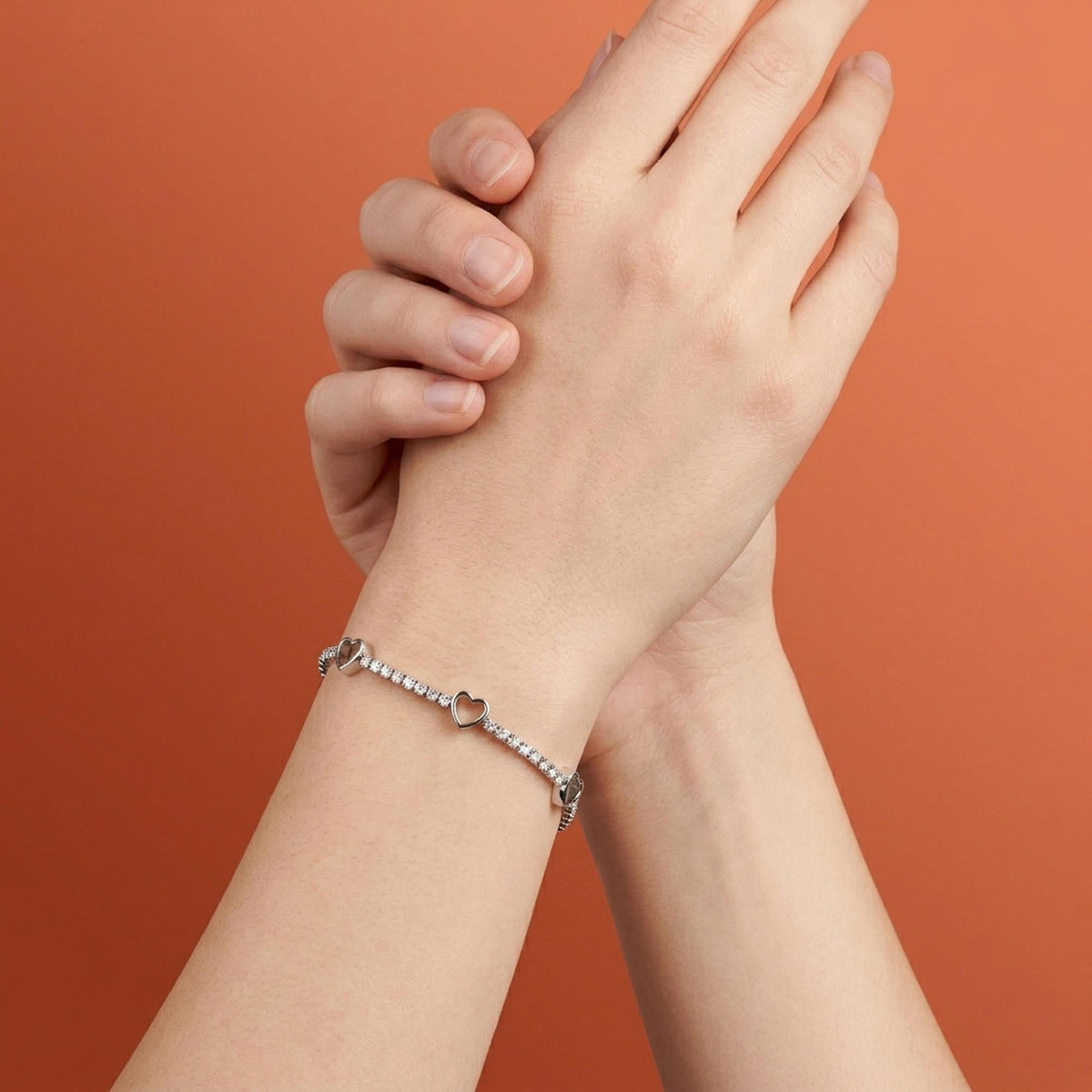 Pulsera de siluetas de corazones y circonias con broche de caja 18cm