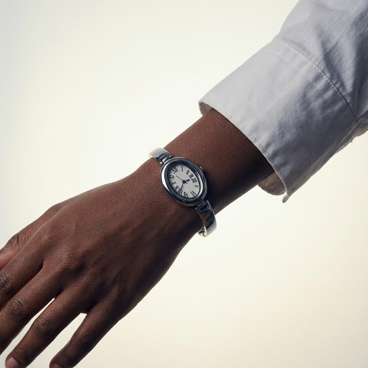 Reloj tipo brazalete extensible caratula ovalada numeros romanos 21cm