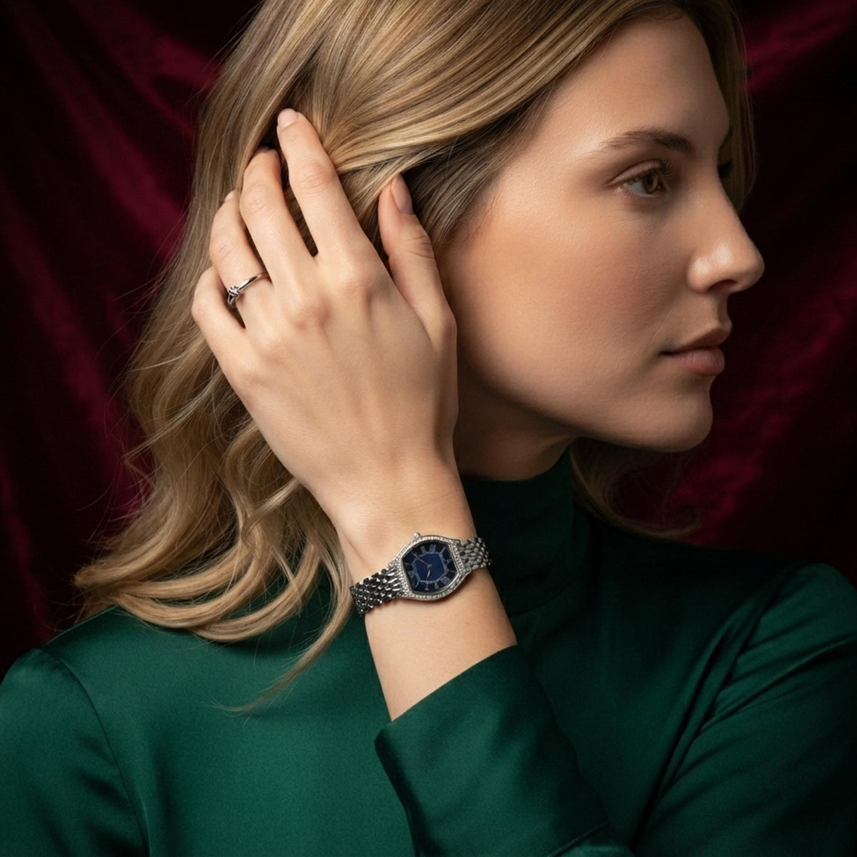 Reloj de extensible caratula semi oval con numeros romanos y cristales 19cm