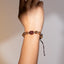 Pulsera de hilo ajustable con medalla de cruz y cuentas de madera 8mm