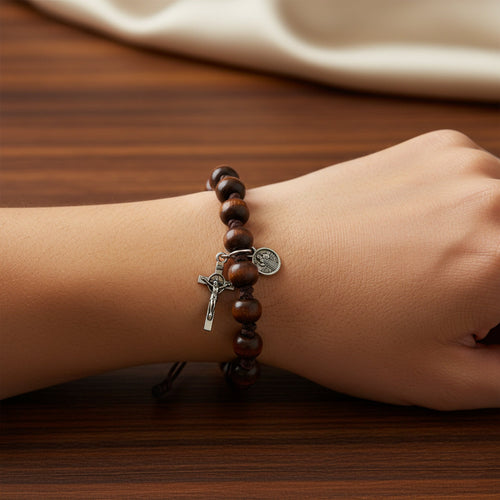 Pulsera de hilo ajustable madera y cruz de san benito 8mm
