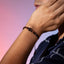 Pulsera de hilo ajustable con cruz y cuentas de madera 6mm