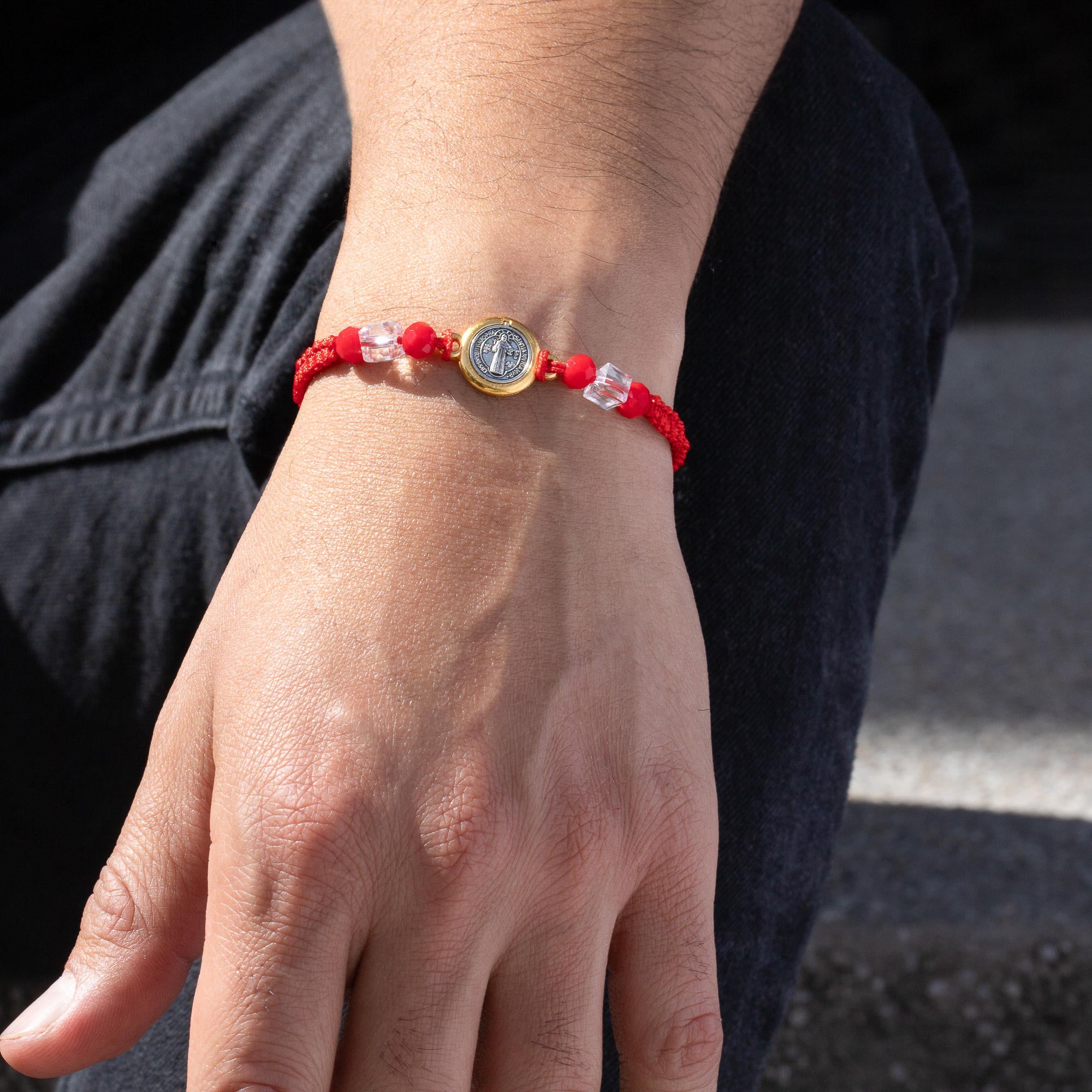 Pulsera de hilo ajustable Medalla de San Benito con cristal 28cm