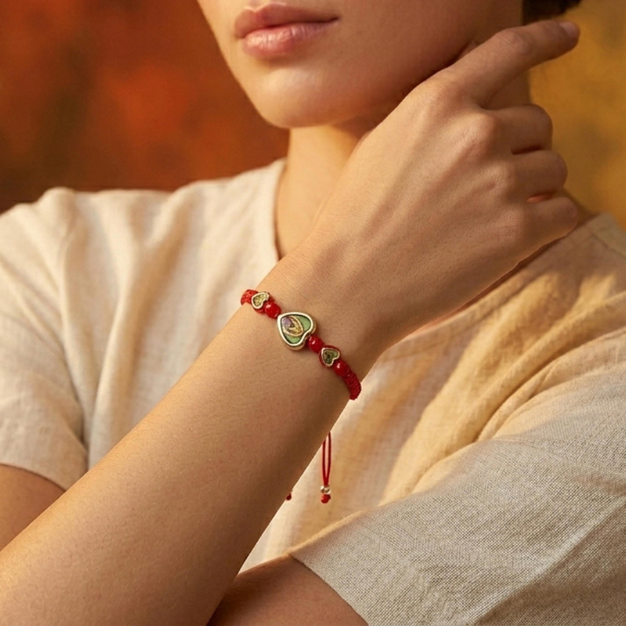 Pulsera de hilo ajustable Virgen de Guadalupe en corazones 8-18mm